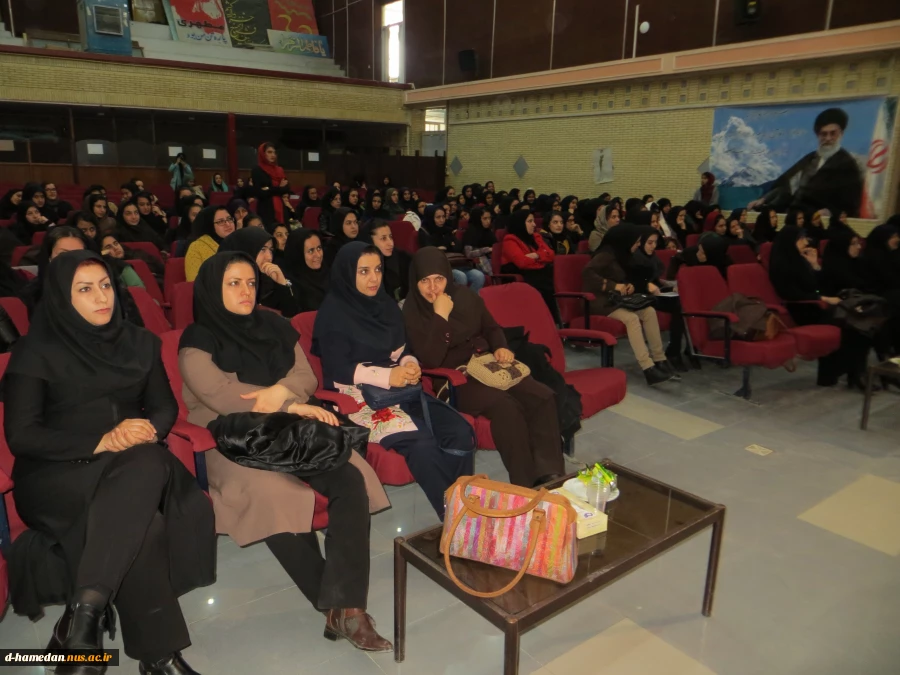 نمایش آثار دانشجویان رشته طراحی و دوخت در آمفی تئاتر آموزشکده
