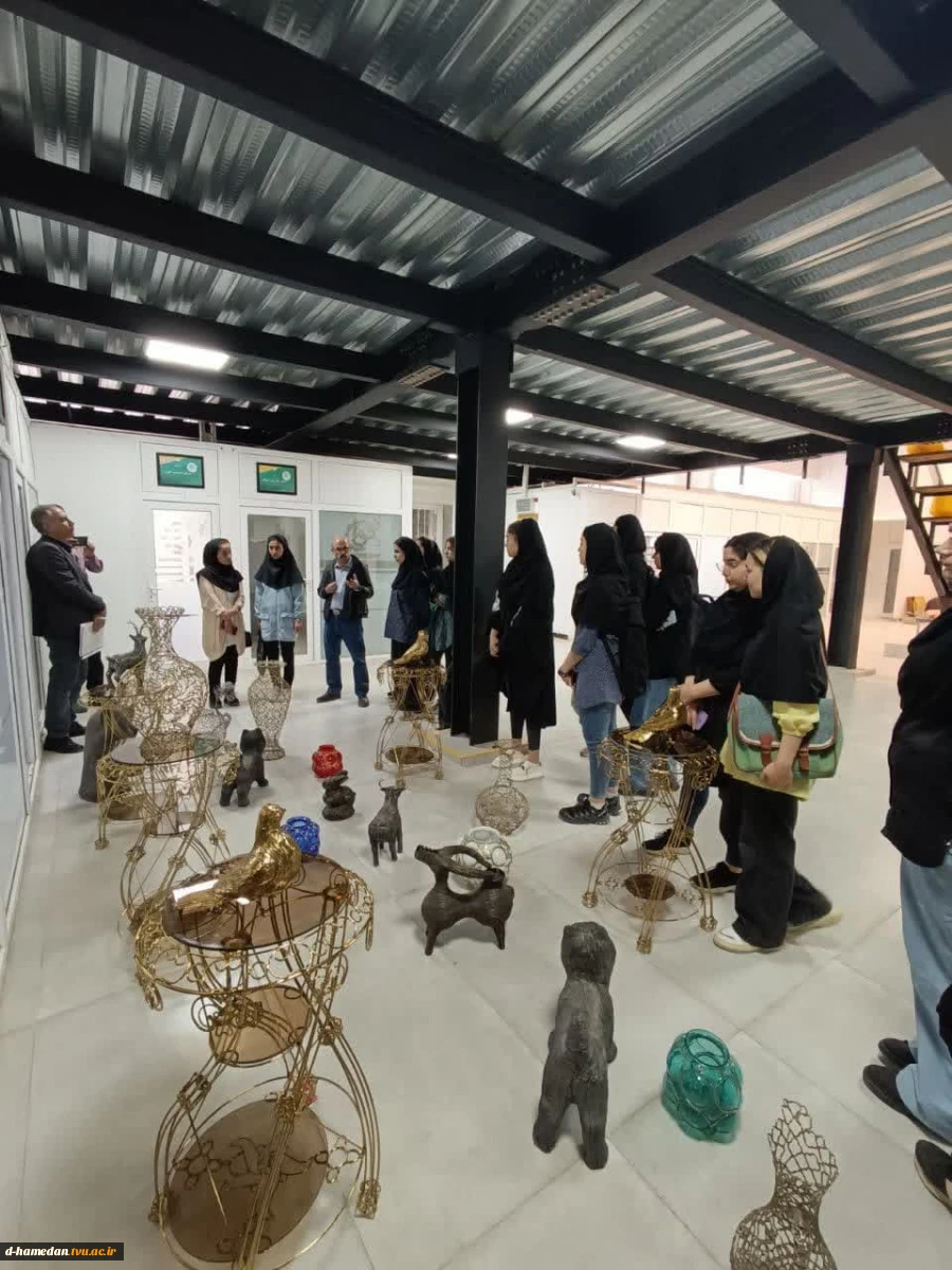 بازدید دانشجویان گرافیک از کارگاه شیشه و فلز مرکز رشد و نوآوری دانشکده شهید مفتح روز شنبه ۳۰ اردیبهشت ۱۴۰۲ 2