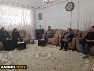 حضور ریاست و جمعی از کارکنان در منزل شهید بهاره لطفی از شهدای جنگ تحمیلی ۱۲ روزه (فرزند شهید علی لطفی؛ جانباز شیمیایی دفاع مقدس)