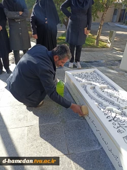 قرائت دعای توسل و غبار روبی مزار شهید گمنام به مناسبت هفته ی دفاع مقدس