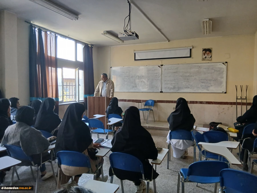 با حضور اعضای تشکل پیام آوران ایثار استان همدان، برگزار شد: روایت گری  جنگ تحمیلی 12 روزه برای دانشجویان به مناسبت آغاز سالتحصیلی 4