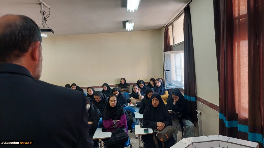 با حضور اعضای تشکل پیام آوران ایثار استان همدان، برگزار شد: روایت گری  جنگ تحمیلی 12 روزه برای دانشجویان به مناسبت آغاز سالتحصیلی 5