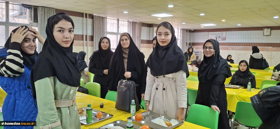 حضور دکتر سیف و عوامل اجرایی آموزشکده ملی مهارت دختران همدان در جمع دانشجویان، در روز دانشجو 3