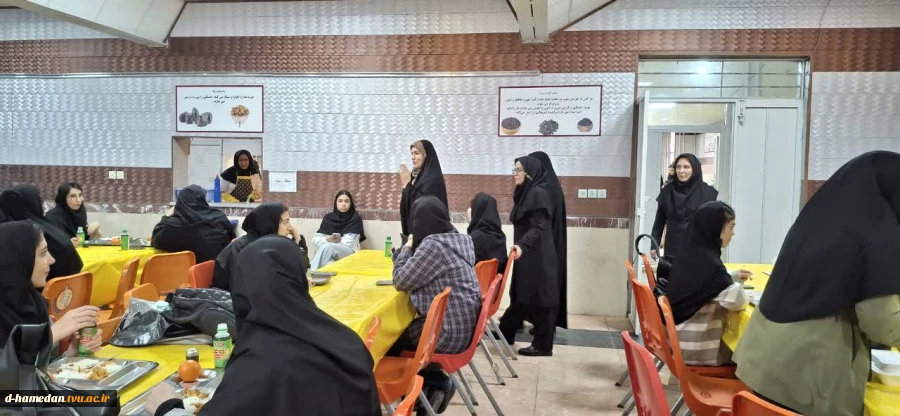حضور دکتر سیف و عوامل اجرایی آموزشکده ملی مهارت دختران همدان در جمع دانشجویان، در روز دانشجو 4