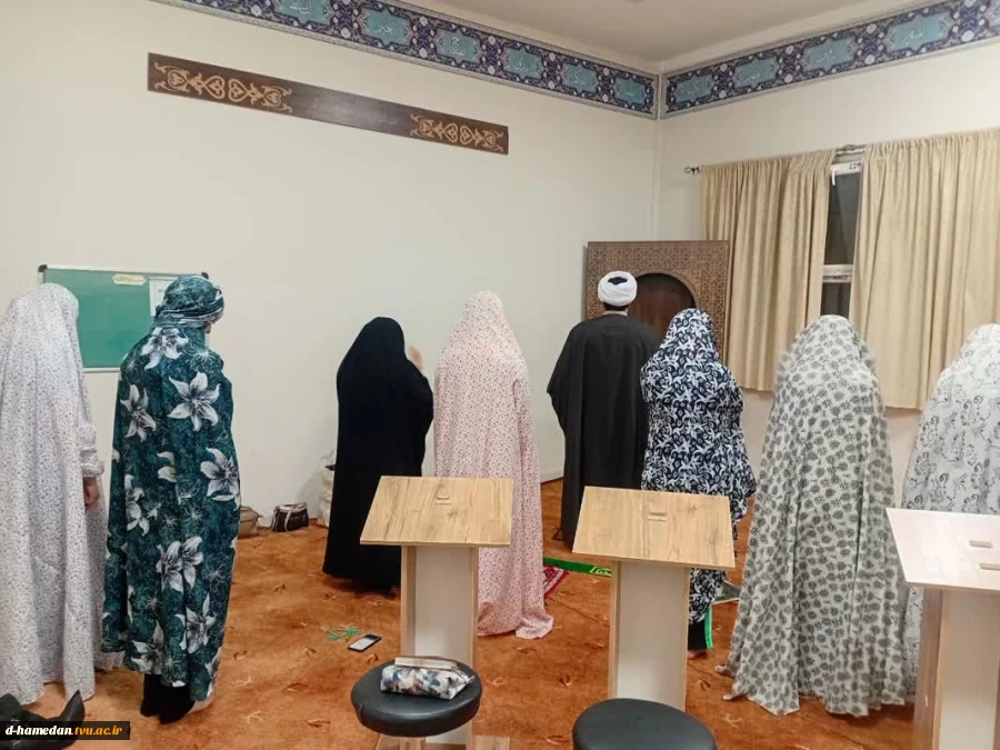 به مناسبت روز دانشجو؛ در نمازجماعت شب خوابگاه برگزار شد: صحبت در خصوص"اهمیت علم آموزی با ذکر حدیث از آقا رسول الله و مستندات آیات قرآن"، توسط "حجت الاسلام شعبانی"
 2