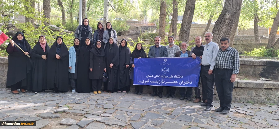 قرائت دعای توسل به مناسبت سالروز آزدای خرمشهر در محوطه ی گنجنامه همدان توسط کارکنان 2