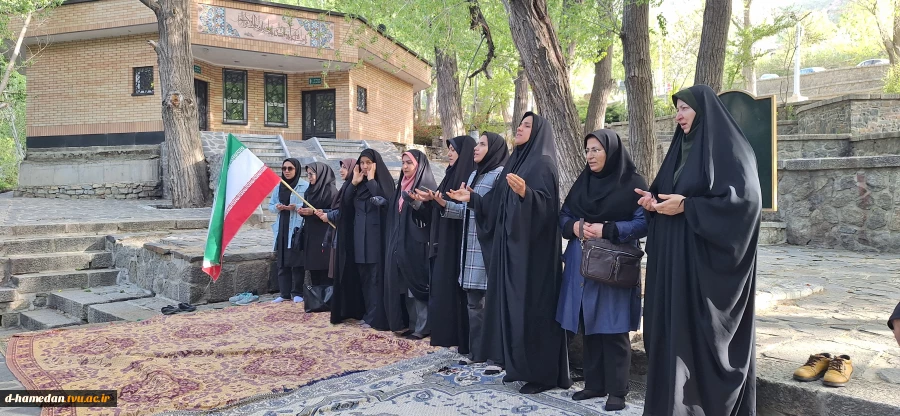 قرائت دعای توسل به مناسبت سالروز آزدای خرمشهر در محوطه ی گنجنامه همدان توسط کارکنان 3